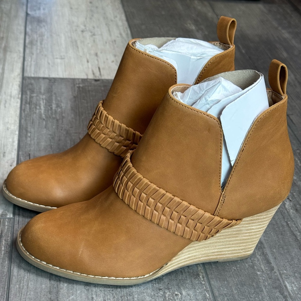 DV by Dolce Vita Geneva wedge ankle bootie NWOB